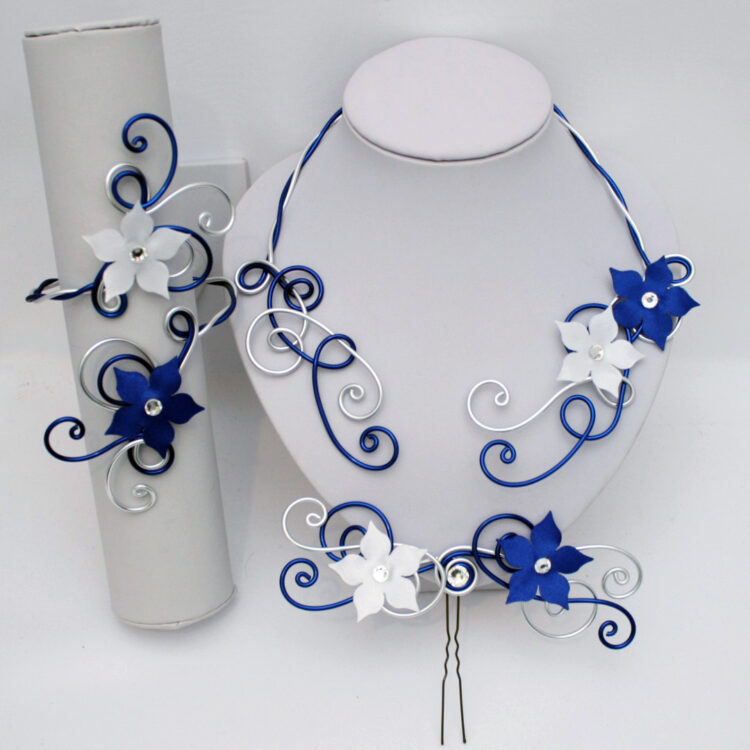 Parure de mariage personnalisée bleu marine et argent avec fleurs en satin et strass.