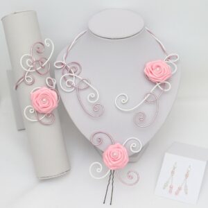 Parure de bijoux de mariage personnalisée en fil d'aluminium rose et blanc avec roses en satin et perles nacrées.