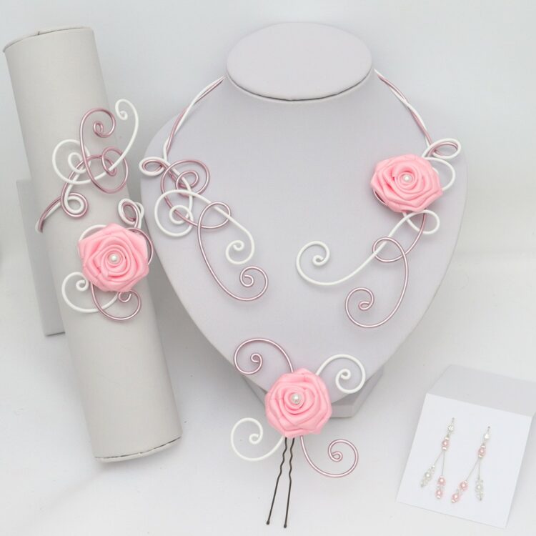 Parure de bijoux de mariage personnalisée en fil d'aluminium rose et blanc avec roses en satin et perles nacrées.