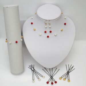 Parure de mariage personnalisée en perles de verre nacrées rouge, ivoire et or sur fil nylon transparent.