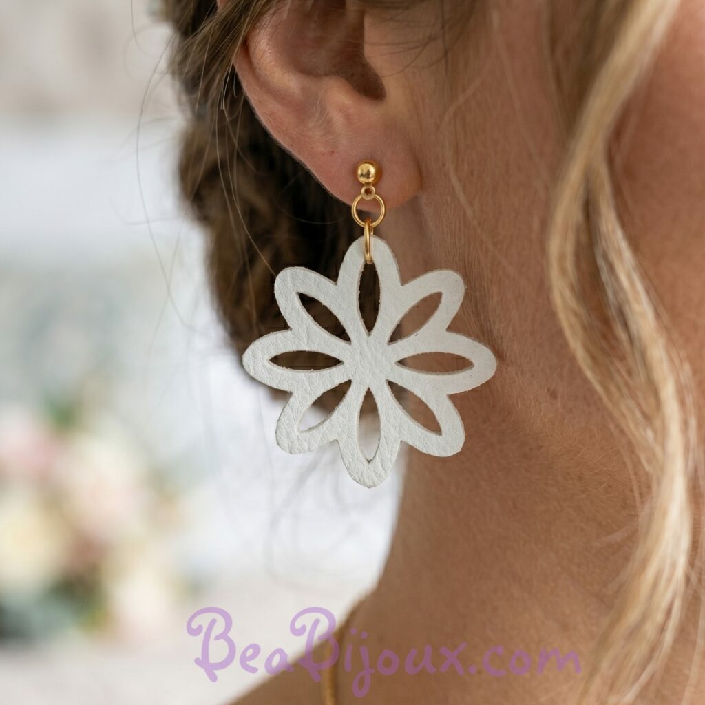 Boucles d'oreilles fleurs mariage blanc