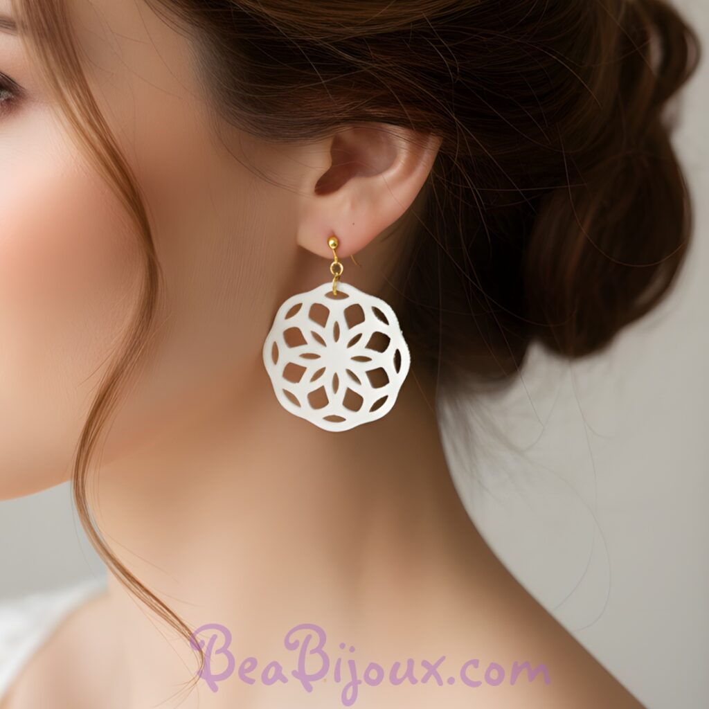 Boucles d'oreilles mariage bohème mandala en cuir blanc ajouré et acier doré.