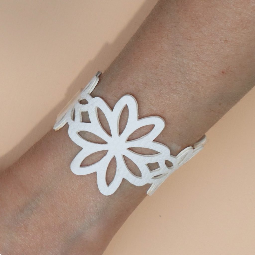 Bracelet fleurs blanches en simili cuir
