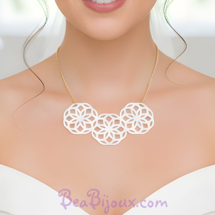 Collier plastron mariage mandala en simili cuir blanc et chaîne acier doré.