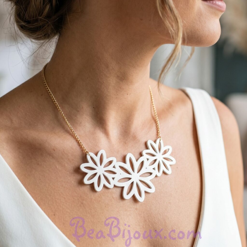Collier plastron fleurs mariage blanc