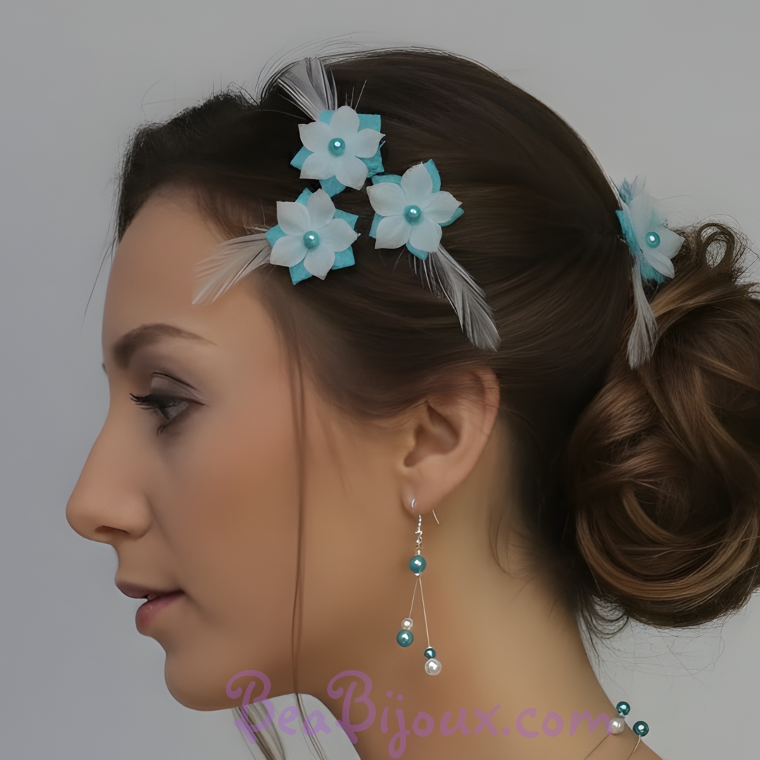 Accessoire coiffure mariage turquoise et blanc, épingle fleur en soie et plume.