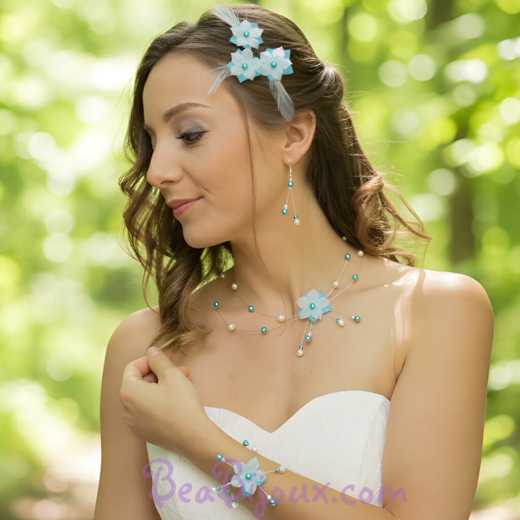 Parure bijoux mariage turquoise et blanc avec fleur en soie et perles nacrées.