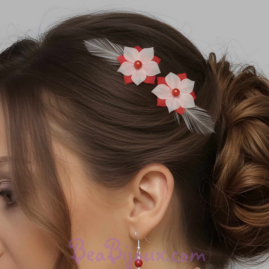Épingle à cheveux mariage fleur rouge et blanche avec plume, accessoire coiffure romantique.