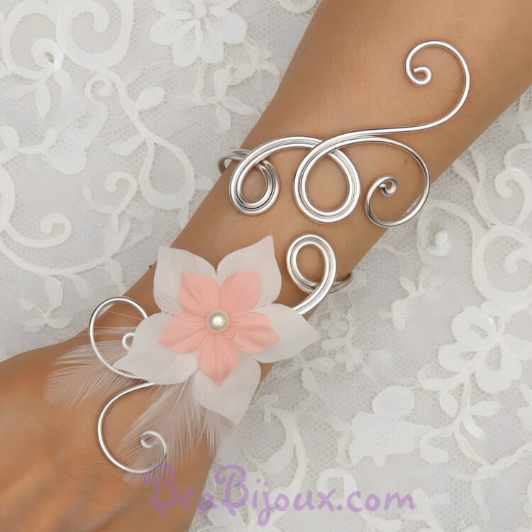 Bracelet mariage aluminium argent fleur soie rose et blanche plumes BRA1282A.