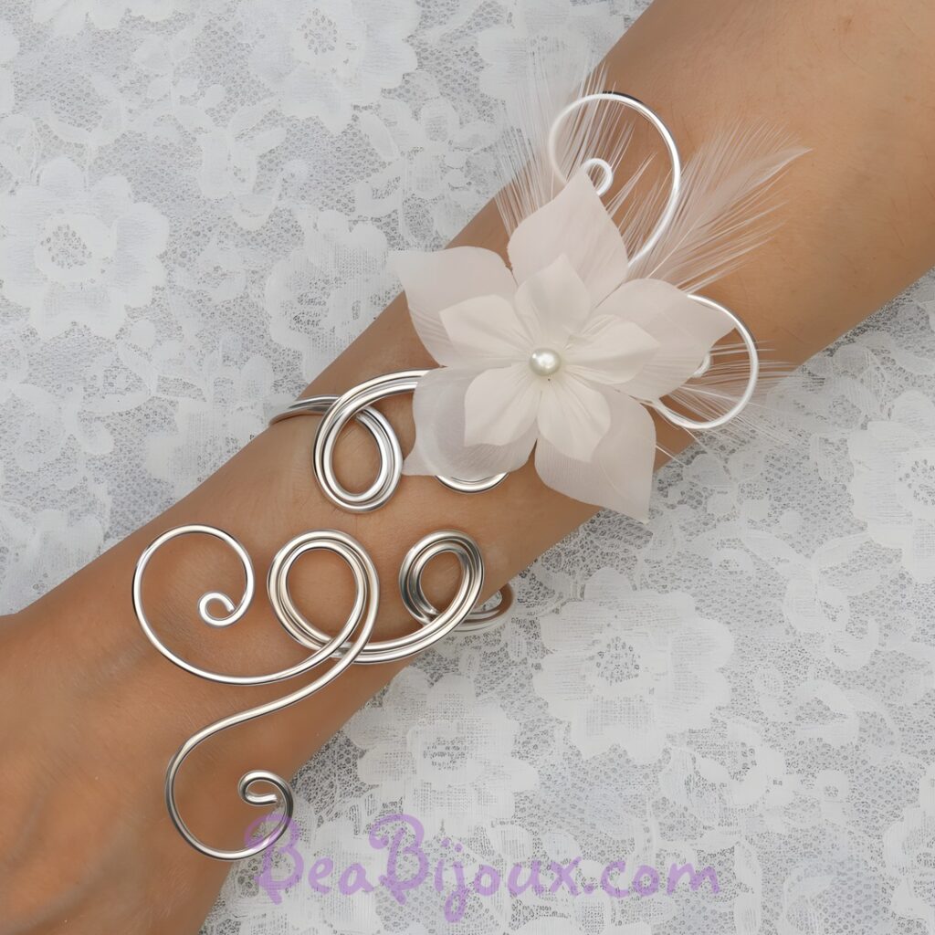 Bracelet mariée aluminium argent fleurs soie blanches et plumes BRA1282A.