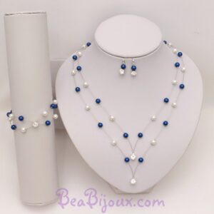 Parure complète de mariée PA1276A avec perles nacrées bleu royal et blanches, collier double rang en pointe et strass.