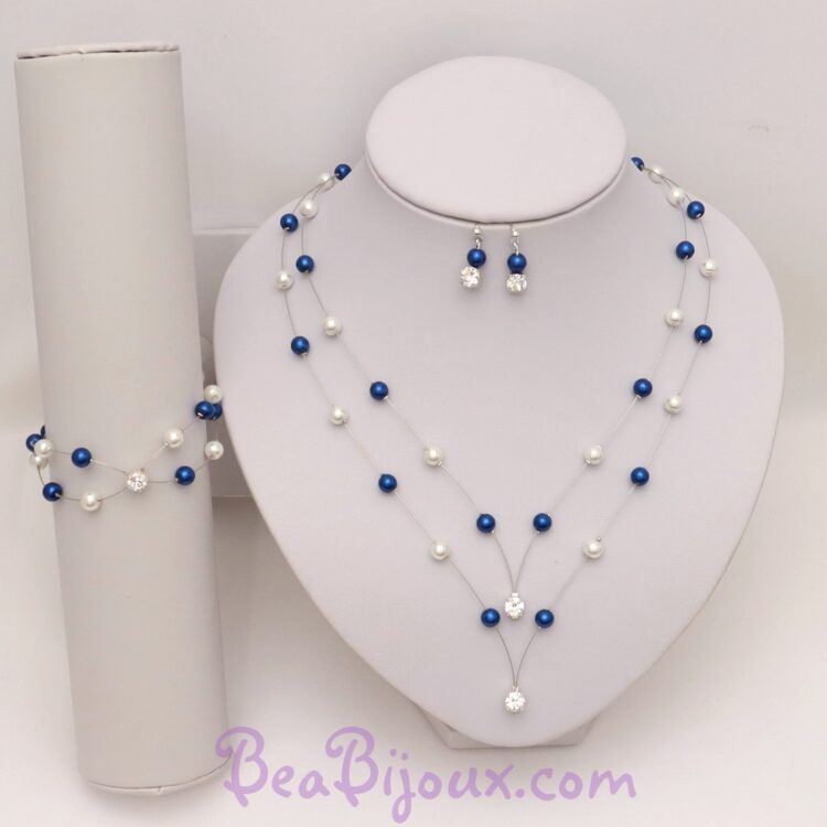 Parure complète de mariée PA1276A avec perles nacrées bleu royal et blanches, collier double rang en pointe et strass.