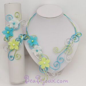 Parure de mariage artisanale collier et bracelet en fil d'aluminium turquoise vert anis et argent avec fleurs en soie.