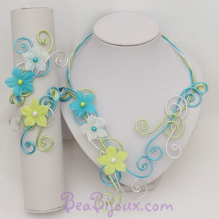 Parure de mariage artisanale collier et bracelet en fil d'aluminium turquoise vert anis et argent avec fleurs en soie.