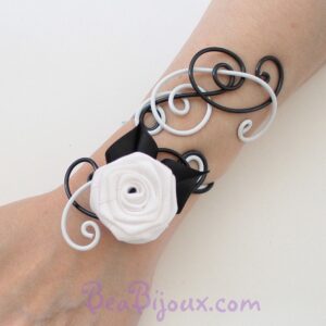 Bracelet de mariage noir et blanc BRA325 structure aluminium et fleur satin.