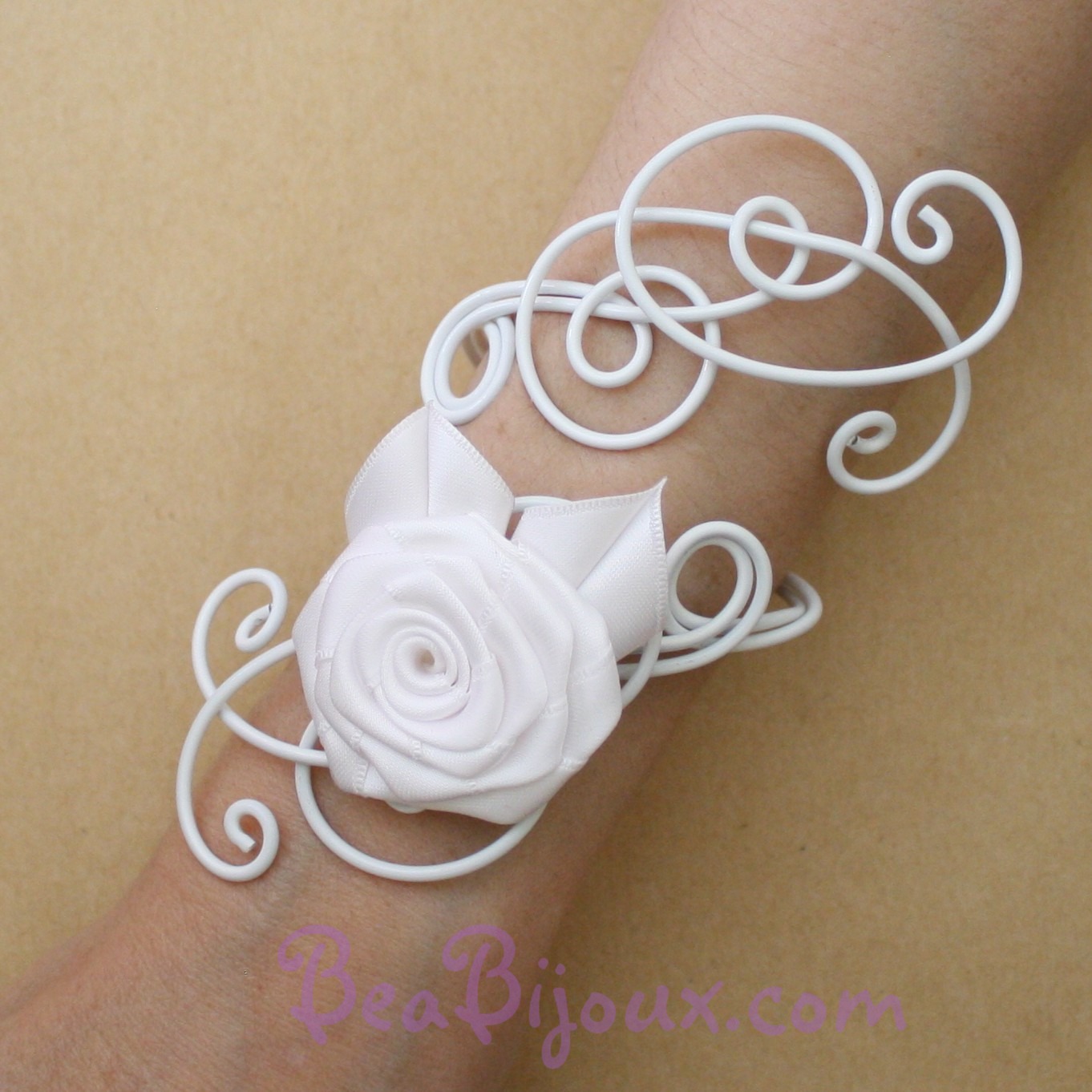 Bracelet de mariage tout blanc BRA325 en aluminium et rose de satin faite main.