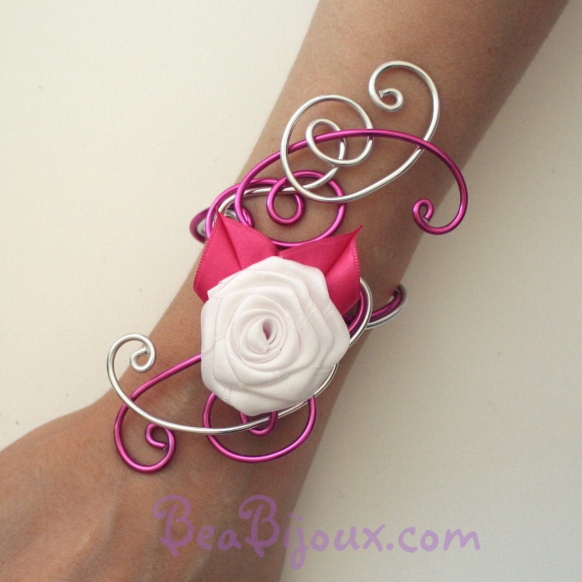 Bracelet mariage blanc et rose fuchsia BRA325 en aluminium argenté.