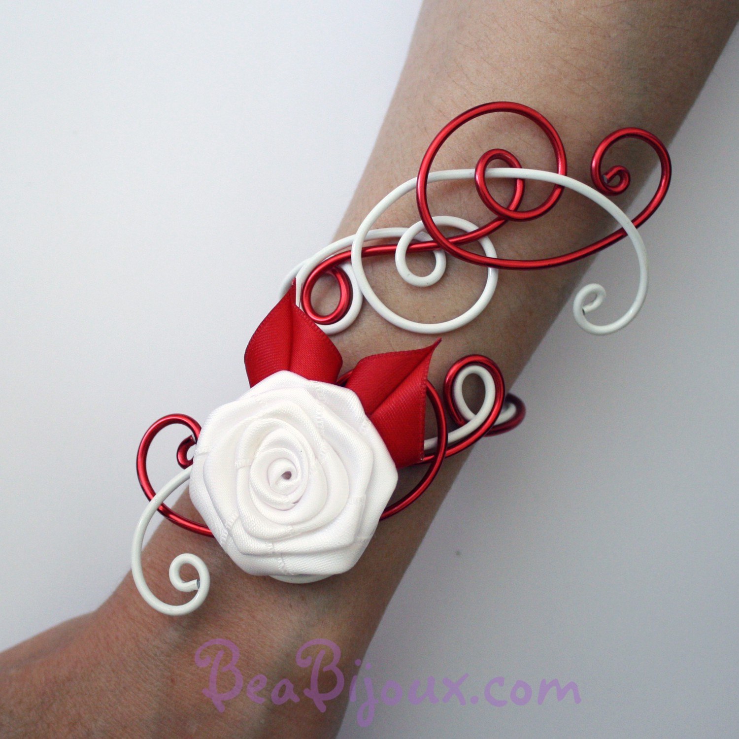 Duo de bracelets mariage rouge et blanc BRA325 personnalisés.