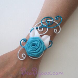 Bracelet de mariage BRA325 en aluminium turquoise et blanc avec rose en satin faite main.