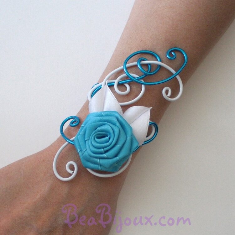 Bracelet de mariage BRA325 en aluminium turquoise et blanc avec rose en satin faite main.