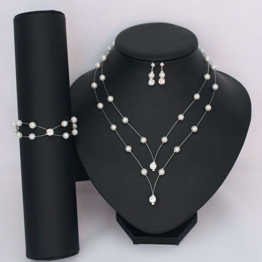 Parure complète de mariage PA1276A tout en blanc avec perles nacrées et strass sur fils câblés argentés.
