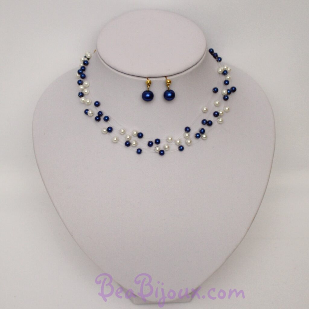 Collier de mariage CO4278A à 6 fils nylon avec perles nacrées blanches et bleu marine, accompagné de boucles d'oreilles assorties.
