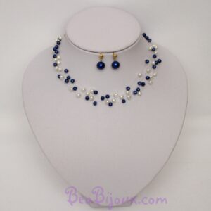 Collier de mariage CO4278A à 6 fils nylon avec perles nacrées blanches et bleu marine, accompagné de boucles d'oreilles assorties.