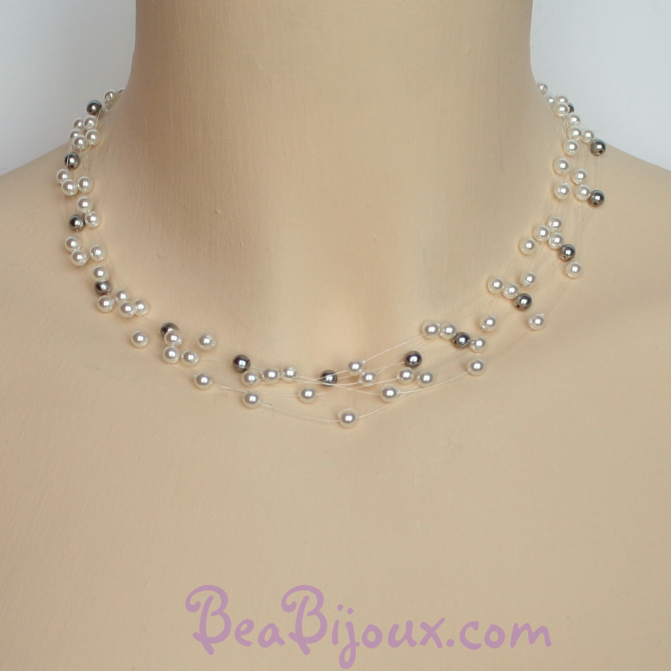 Variante du collier CO4278A avec 5 rangs de perles blanches et 1 rang de perles grises.