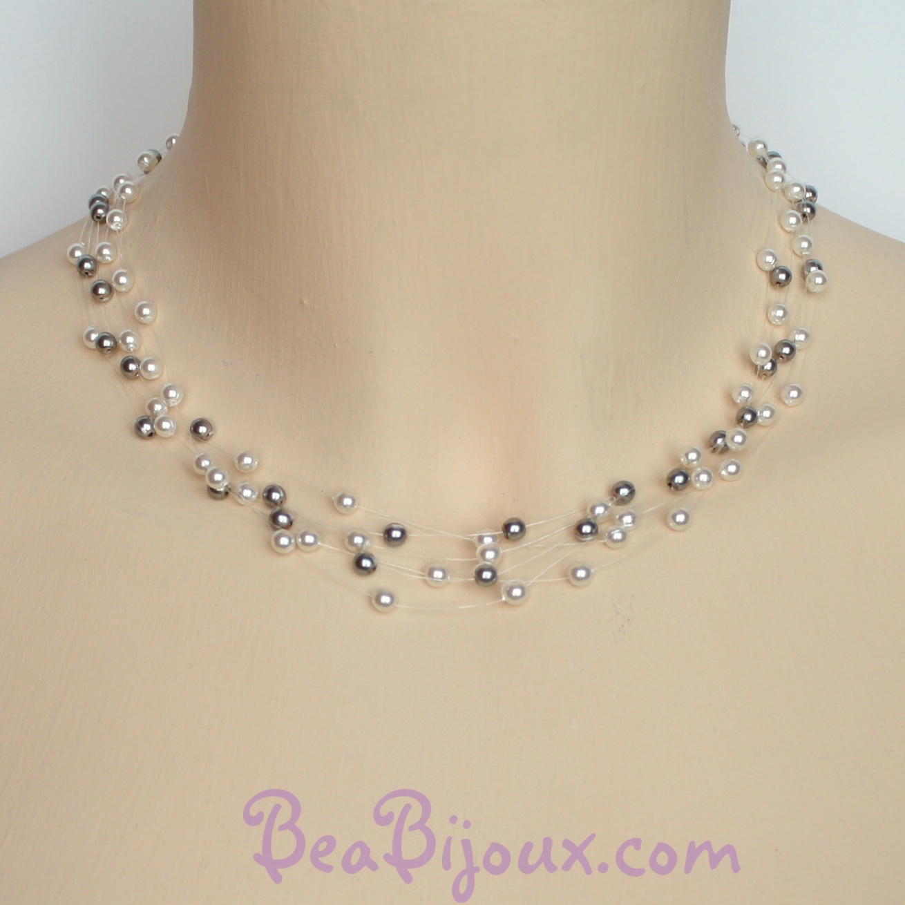 Collier de mariage CO4278A à 6 fils nylon avec 4 rangs de perles blanches et 2 rangs de perles grises.