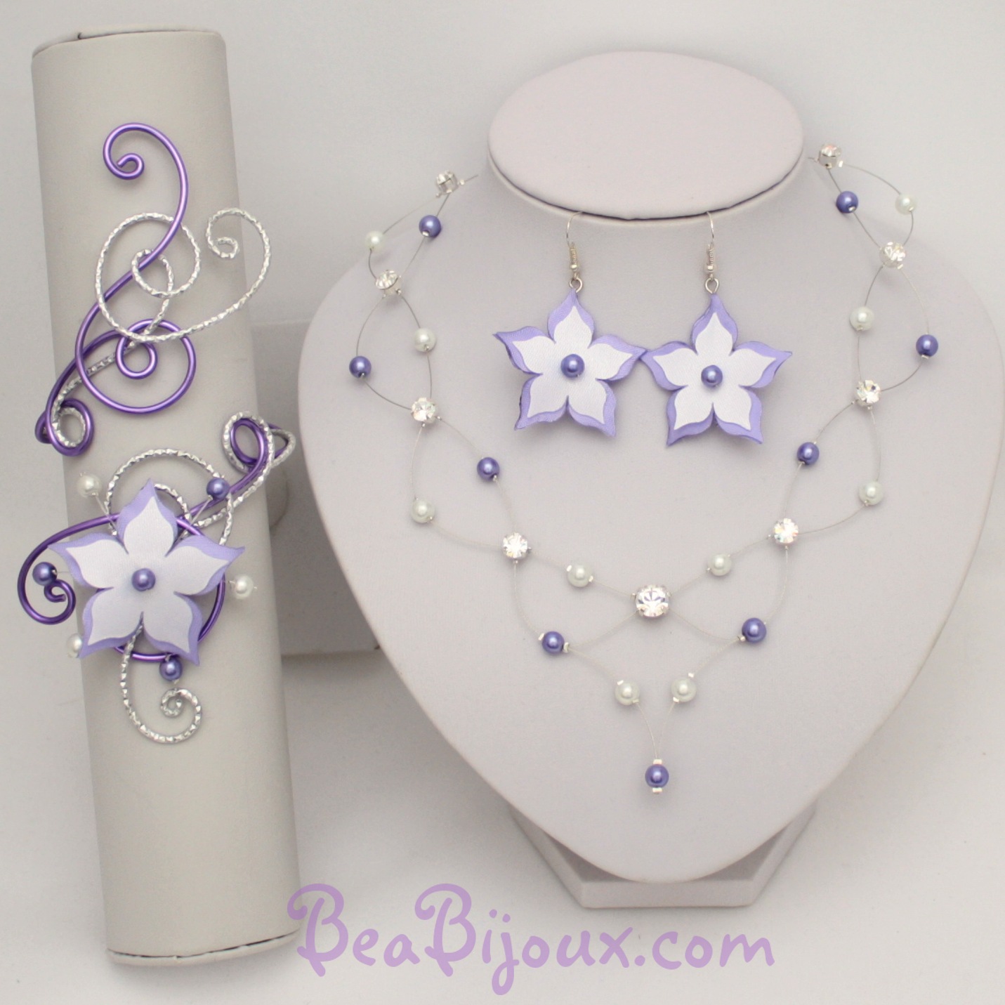 Parure de mariage avec collier CO1214A à strass, boucles d'oreilles fleurs BO359 et bracelet aluminium avec branches perlées en blanc et parme.