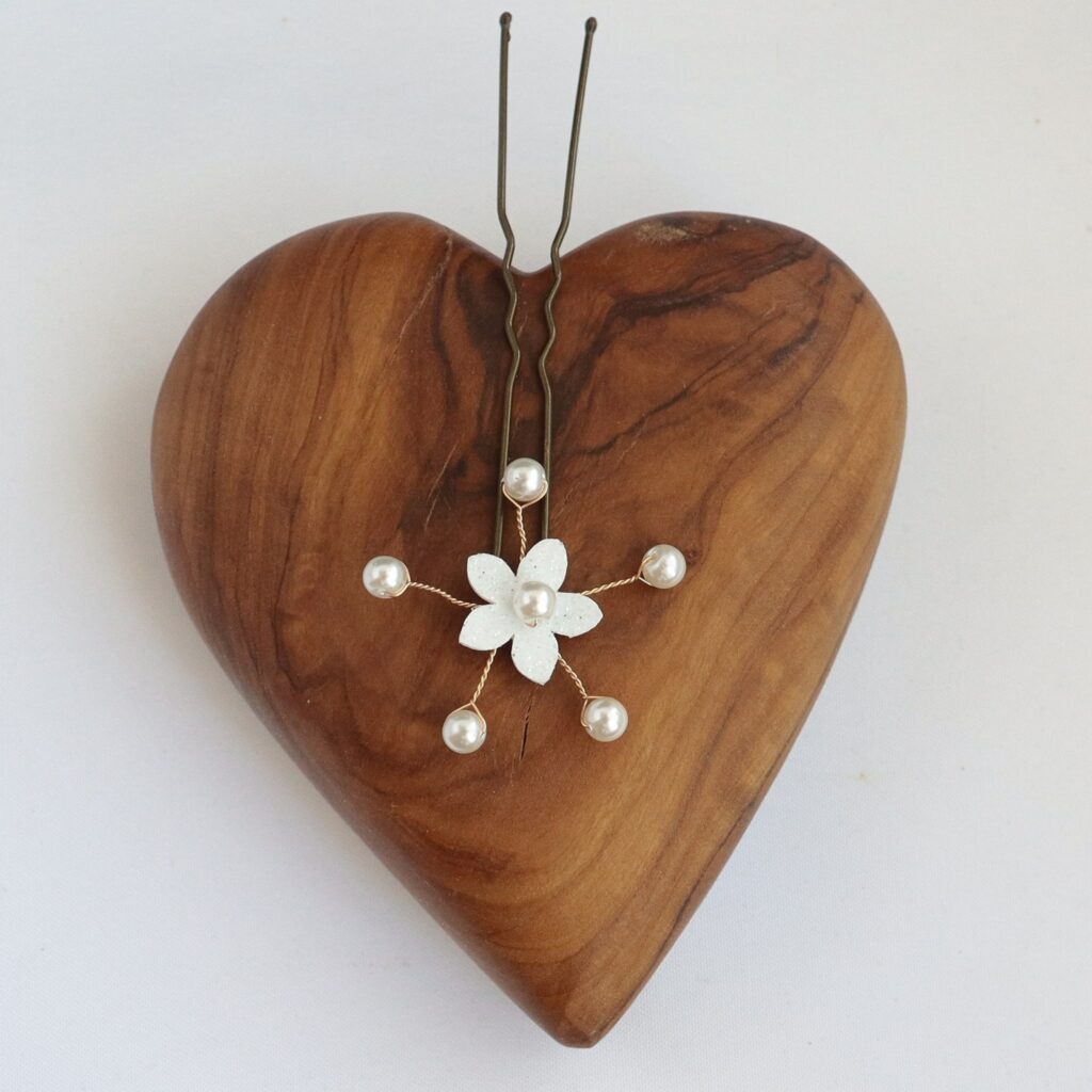 Détail épingle cheveux mariage artisanale EP364 fleur pailletée et perles blanches.