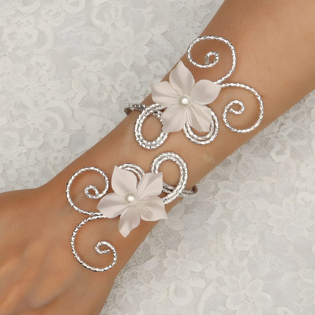 Bracelet de mariage en fil aluminium ciselé hammer avec petites fleurs en soie et perles.