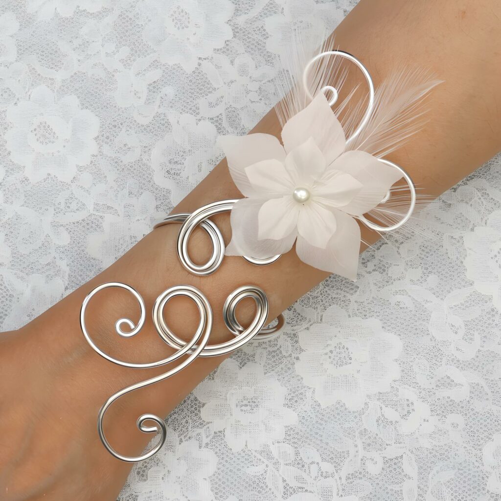 Bracelet artisanal en fil aluminium argenté avec fleurs en soie et strass central.