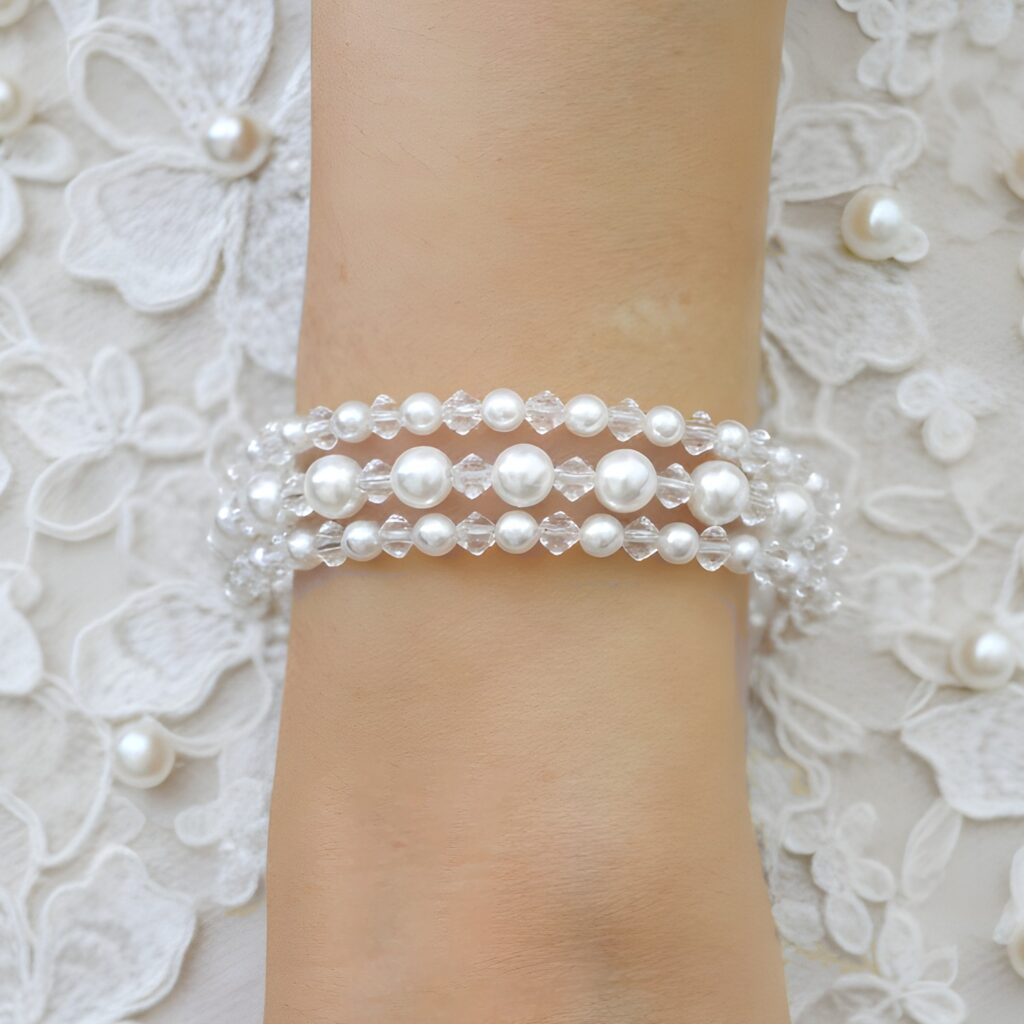 Bracelet mariage 3 rangs perles de verre nacrées et cristal toupie sur fil à mémoire de forme.