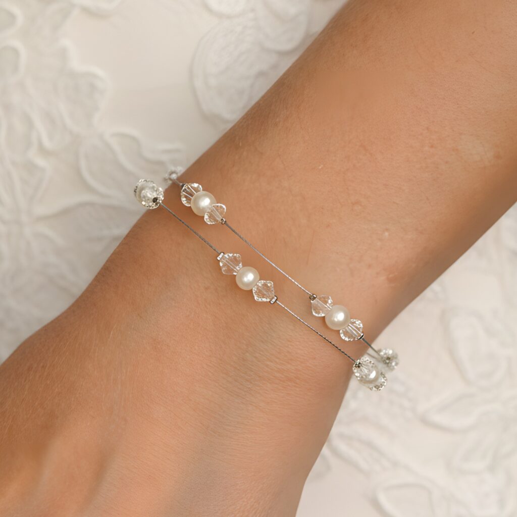 Bracelet de mariée artisanal sur deux rangs de fils câblés avec perles nacrées et cristaux.