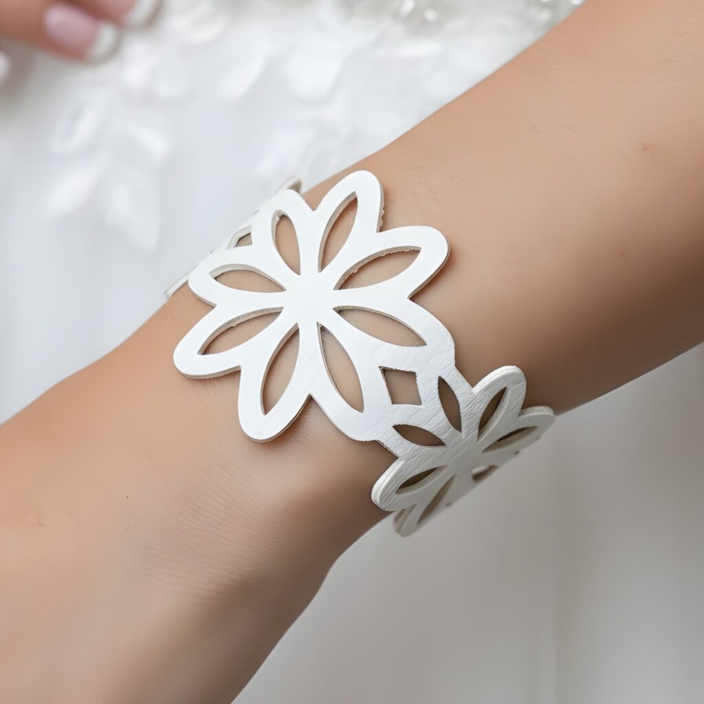 Bracelet de mariée moderne en simili cuir blanc découpé et personnalisable.